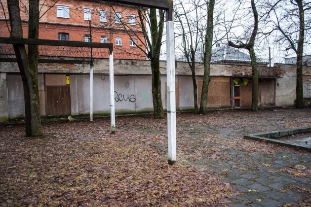 Daug metų apleistos buvusios kavinės šeimininkė, „Vičiūnų grupei“ priklausanti bendrovė žada jau vasaros vidury imtis pastato rekonstrukcijos. T. Šiaudinio nuotr. 