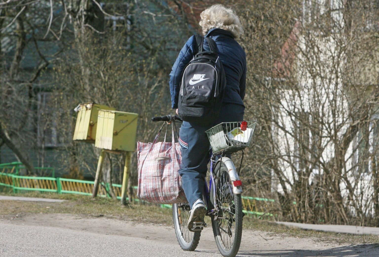 Kaimo laiškininkams – neramios dienos. Lietuvos pašto vadovams paskelbus apie tinklo reformą, daugelyje Panevėžio rajono vietovių stacionarių pašto įstaigų neliks. Kaip į kaimą veržiasi naujas laiškininkų amžius?
