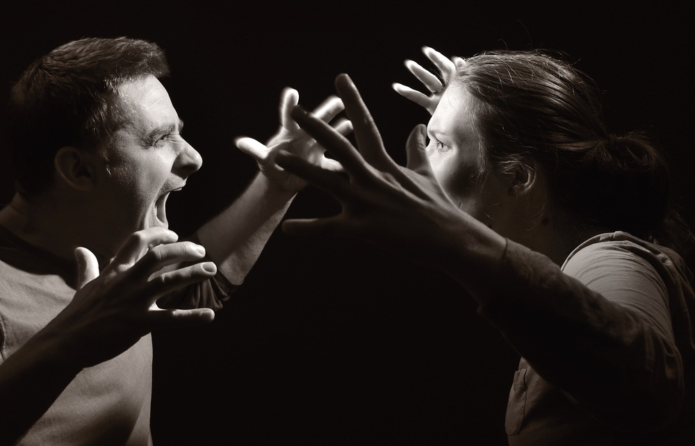 Nežiūrint nei į perspėjimus, nei į galimas bausmes, nei į savaitės dieną ar paros metą, skandalai vis dar drebina šeimas.