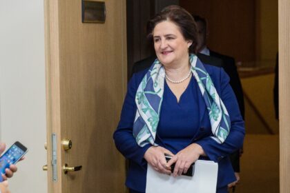 Buvusi Seimo pirmininkė, po nesėkmingų rinkimų Darbo partiją palikusi Loreta Graužinienė registravosi nepriklausoma politinės kampanijos dalyve Seimo rinkimuose vienmandatėje Anykščių-Panevėžio apygardoje.