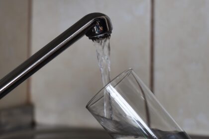 Tradiciškai vandens kietumas apibūdinamas kaip vandens galimybė reaguoti su muilu – kai vanduo kietas, muilas prastai putoja.