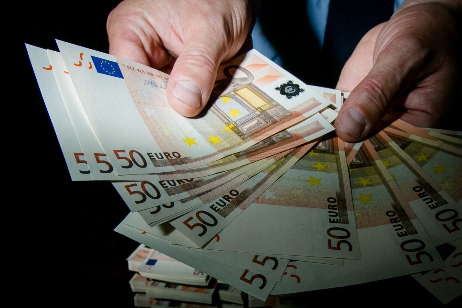 Žmonėms vis dar atrodo, kad padarius bet kokį prasižengimą ar net nusikaltimą nuo atsakomybės galima išsipirkti. Tačiau pabandžiusiems tai padaryti, dažniausiai, būna tik blogiau – tenka atsakyti ir už kyšio davimą.