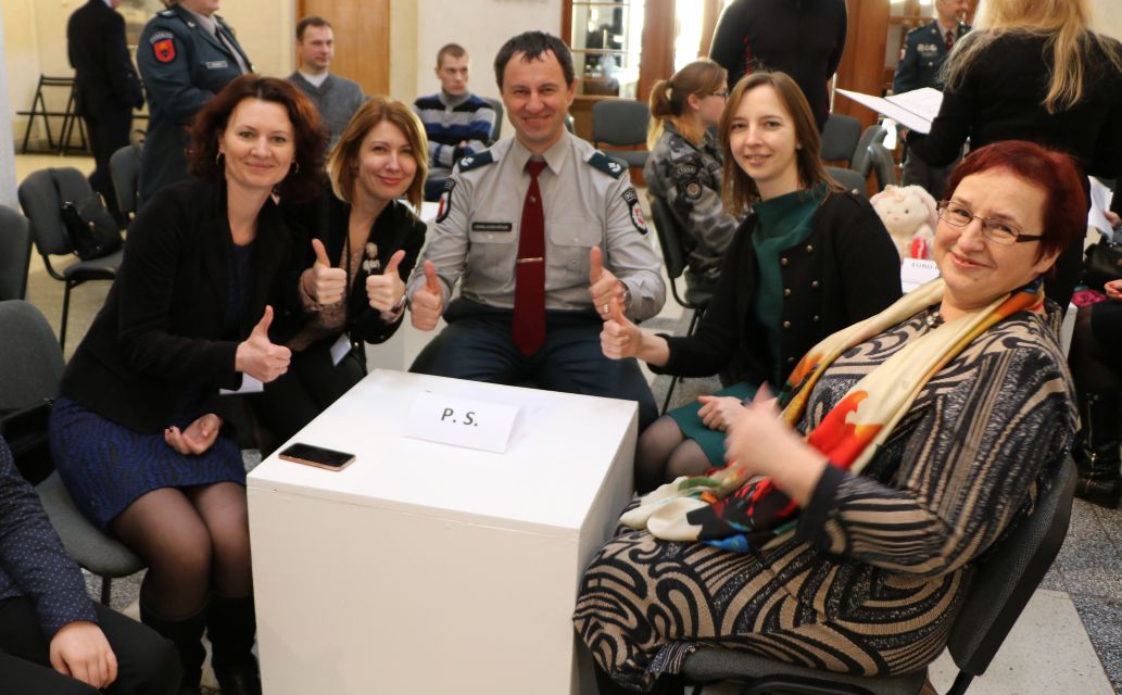 Pavasarėjančios gamtos įkvėpti, plačiai besišypsodami, į Panevėžio dailės galeriją rinkosi viktorinos „Ar žinai?" dalyviai.