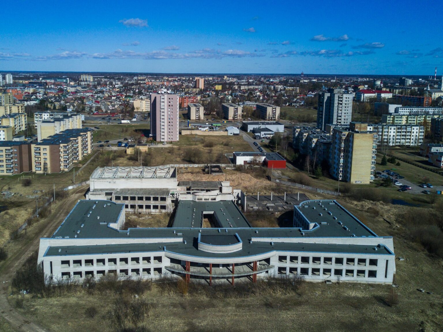 Panevėžio savivaldybei dedant viltis sulaukti pirkėjo nebaigtai Pilėnų mokyklai, gretimų daugiabučių gyventojai pradėjo šioje vietoje reikalauti parko.