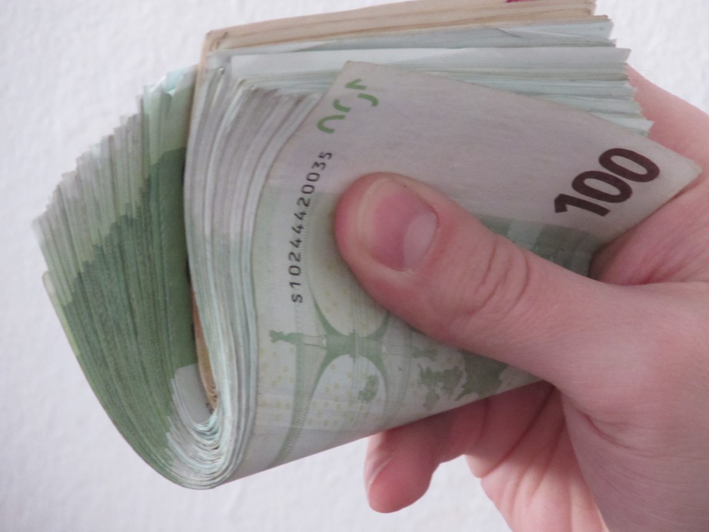 Svečiai į namus užsuka ne visada su gerais ketinimais. Po jų apsilankymo kartais patiriami didžiuliai nuostoliai, dingsta piniginės.