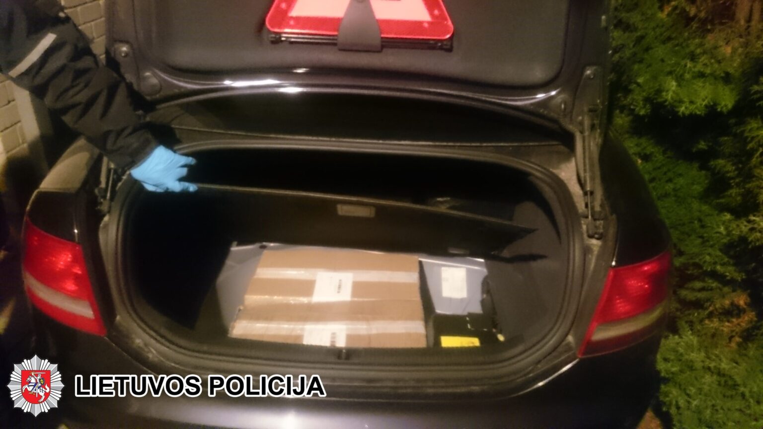 Panevėžio AVPK Kriminalinės policijos ekonominių nusikaltimų tyrimo valdybos pareigūnai Panevėžyje rado 13 112 pakelių kontrabandinių cigarečių.