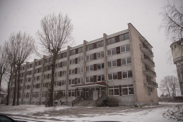 Socialiai remtinųjų koncentracijos besibaiminantiems ir tam kategoriškai besipriešinantiems Aldonos ir aplinkinių gatvių gyventojams T. Jukna siūlo susitaikyti su būsima kaimynyste – daugiabučio rekonstrukcija prasidės kitąmet. T. Šiaudinio nuotr.