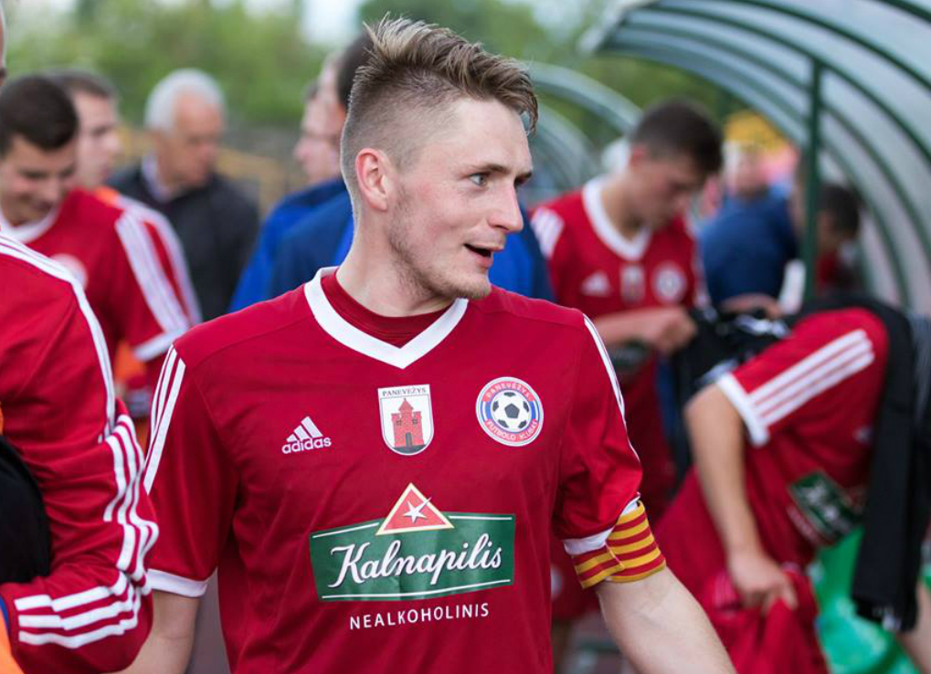 Prie baudinio kamuolio stojęs 24-erių Arnas Ribokas kaire koja tiksliai smūgiavo į kairįjį vartų kampą, kamuolys nuo virpsto suspurdėjo tinkle.