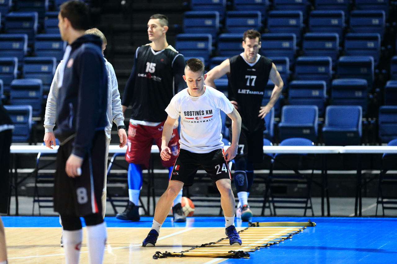 Geriausio Sostinės krepšinio mokyklos vasario mėnesio žaidėjo titulą pelnęs Ernestas Karčenko trečiadienį treniravosi su „Lietkabeliu".