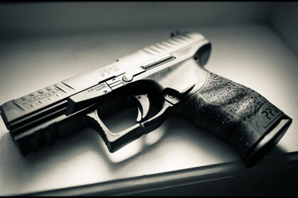 Po vagių apsilankymo žmonės pasigenda ne tik pinigų. Panevėžietė policijai pranešė sekmadienio rytą dingo jai priklausantis šautuvas.