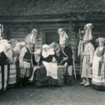 Naktį namo parsivežta nuotaka, ryte jai nukirpti plaukai ir kelios dešimtys rankšluosčių svečių dovanoms. Tokios buvo senovinės kupiškėnų vestuvės.