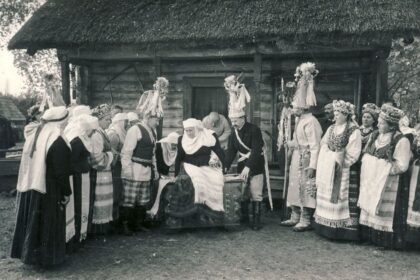 Naktį namo parsivežta nuotaka, ryte jai nukirpti plaukai ir kelios dešimtys rankšluosčių svečių dovanoms. Tokios buvo senovinės kupiškėnų vestuvės.