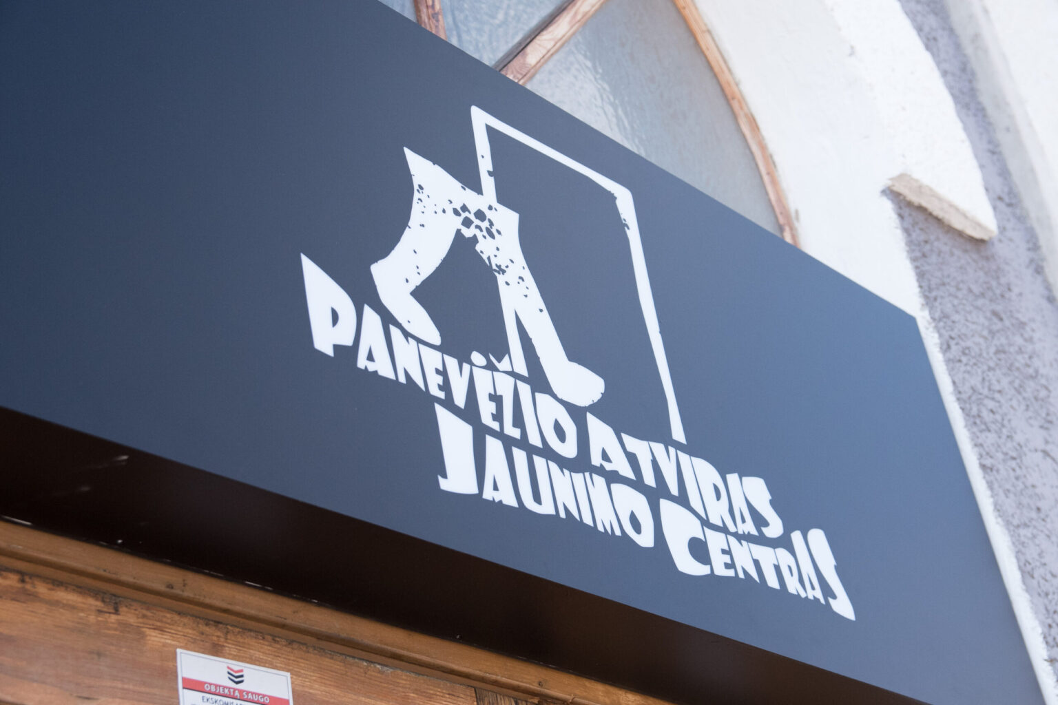 Nors Atvirame jaunimo centre, skirtame 14 – 29 metų jaunuoliams, šurmulys netyla jau ne pirmą mėnesį, oficialiai durys atsivers tik šiandien.