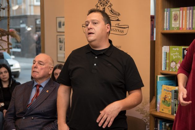 Garsiausio pasaulyje narkotikų barono sūnus Chuanas Pablas Eskobaras panevėžiečiams atvirai pasakojo apie tėvo gyvenimo aukštumas ir kritimus. T. Šiaudinio nuotr.