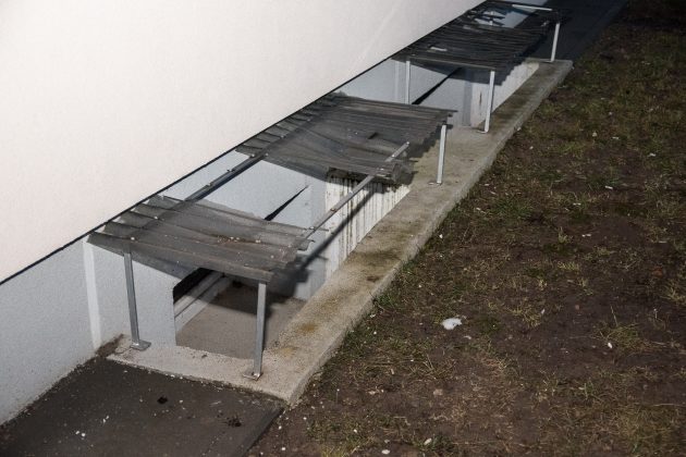 Daugiabučio Krekenavoje renovaciją patikėję Velžio komunaliniam ūkiui, gyventojai dabar turi vargo dėl akis badančio broko. T.Šiaudinio nuotr.