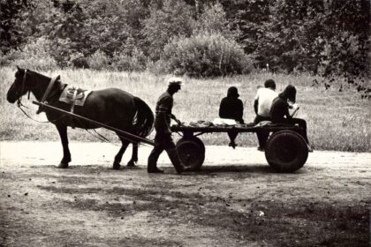 Nuo kovo 7 dienos Panevėžio kraštotyros muziejuje veikia panevėžiečio fotomenininko Petro Dūdos paroda „Sugautas laikas. Devinto dešimtmečio fotografijos“.