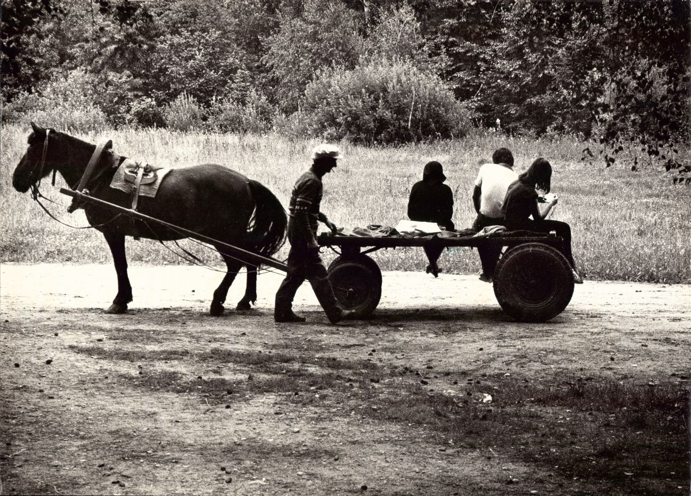Nuo kovo 7 dienos Panevėžio kraštotyros muziejuje veikia panevėžiečio fotomenininko Petro Dūdos paroda „Sugautas laikas. Devinto dešimtmečio fotografijos“.