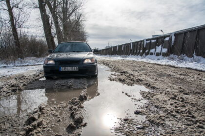 Atėjus pavasariui pražliugusius rajono žvyrkelius bandoma apsaugoti ribojant sunkiasvorio transporto eismą. O žvyruotose miesto gatvėse situacija iš tiesų liūdna.