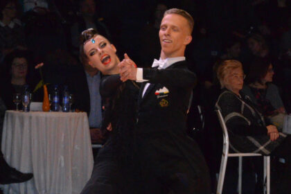 Panevėžyje Lietuvos standartinių ir Lotynų Amerikos šokių čempionate bronzinė panevėžiečių pergalė, kuria džiaugėsi pora – S. Seikauskas ir L. Norušaitė.