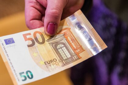 Apyvartoje funkcionuoja ir netikri pinigai. Vienai Panevėžio bendrovei nepasisekė – net du kartus inkasuojant pinigus rasti padirbti banknotai.