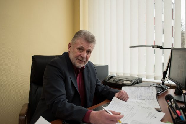 J. Miltinio gimnazijos direktoriaus V. Raišio teigimu, prieš priimant sprendimą, reikia žinoti, kaip ir ar apskritai keisis visa švietimo sistema bei tai, ar papildomos dienos tikrai sumažintų mokinių krūvį.T.Šiaudinio nuotr.