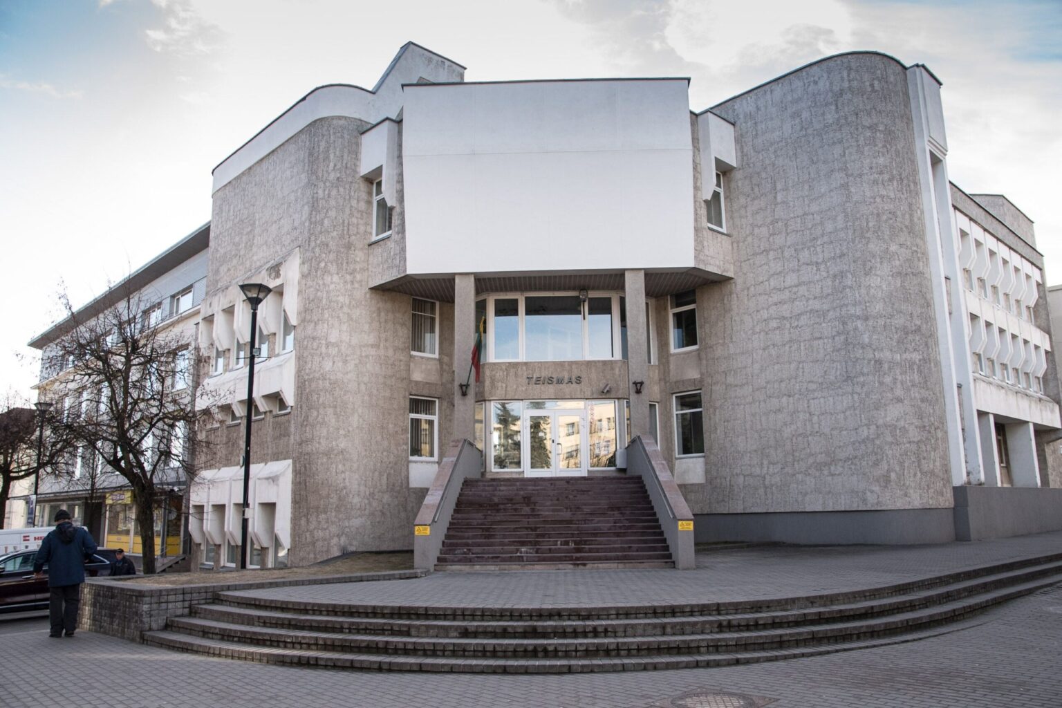 Į teismo erdvę persikėlęs Juozo Miltinio dramos teatras siekia žiūrovą pasodinti į teisėjo kėdę ir sudrebinti jo emocijų pasaulį.