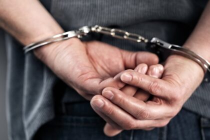 Panevėžio kriminalistų sulaikyti panevėžiečiai drabužiuose slėpė įspūdingą kiekį narkotikų – apie 10 tūkst. tablečių ekstazio.