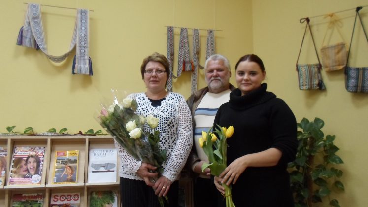 Šaunūs juostų audėjai – Violeta, jos vyras A. Salikas ir dukra Urtė. V. Valentonytės albumo nuotr. 