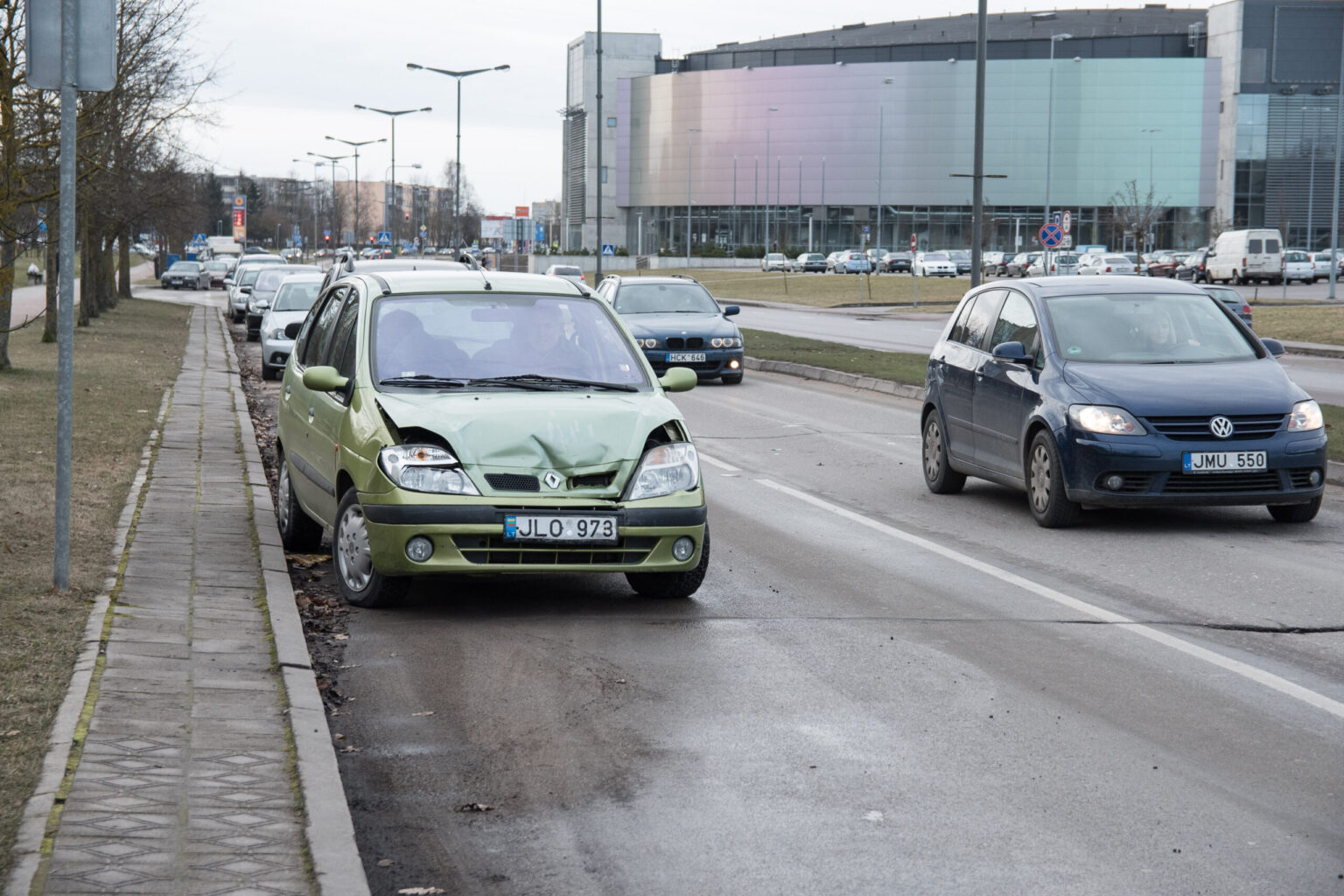 Antradienio rytą Panevėžyje, ilgiausioje ir vienoje judriausių Nemuno g. susidūrus dviem automobiliams, paskui juos nusidriekė kilometrinė mašinų virtinė.