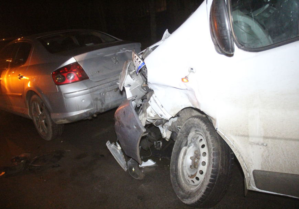 Trečiadienio vakarą Ateities gatvėje „Volskwagen Touareg“ važiavusi vairuotoja susidūrė su iš daugiabučio kiemo išsukančiu automobiliu „Opel Vivaro“.