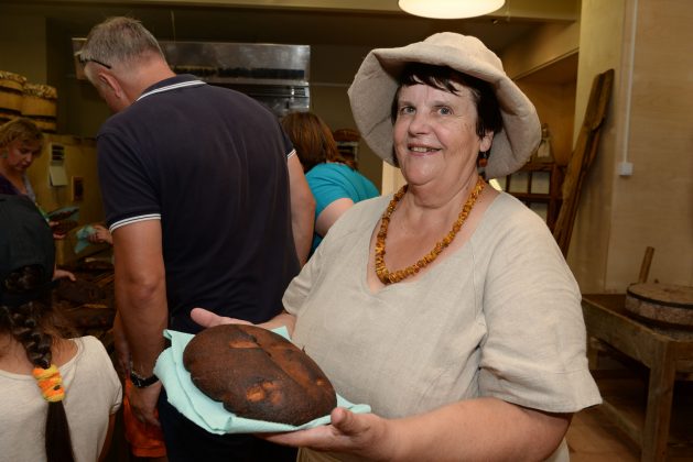 S. Eigirdienės parengtoje knygelėje „Visur duona su pluta“ pasakojama apie su duona susijusius papročius, čia yra ir patarimų, surašyti receptai, kuriuos ji surinko iš geriausių šeimininkių.