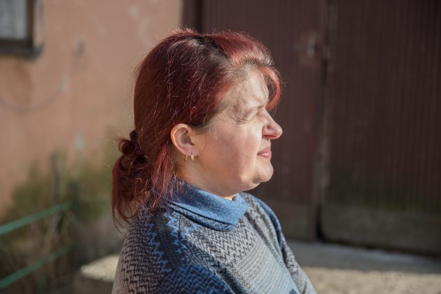 Prie įvažiavimo į būsimosios greitosios stoties kiemą su šeima gyvenanti Diana Umovistienė pasakoja jau patyrusi, ką reiškia tokia kaimynystė. (T. Šiaudinio nuotr.)