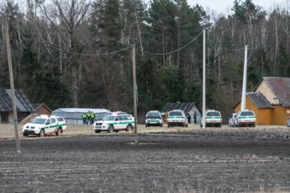 Teismo ekspertams įvykio vietoje nustačius, kad šeima Kauno rajone buvo sušaudyta anksčiau nei pirmadienį, policija plečia paiešką į kitus šalies rajonus.