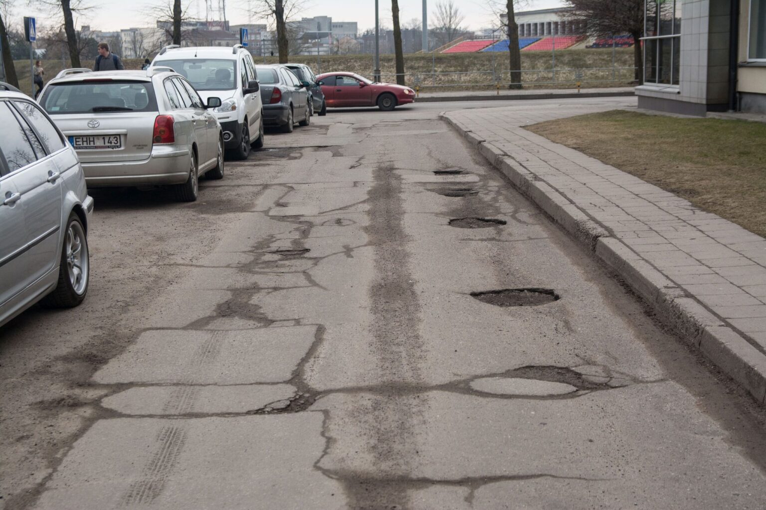 Pavargusiesiems važinėti per duobes Panevėžio gatvėmis – liūdnos žinios. Jau po mėnesio žadėtas pradėti gatvių remontas nukeliamas.