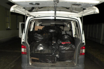 Pasieniečiai Panevėžio rajone sulaikė mikroautobusą „VW Transporter“, kuriuo buvo gabenama daugiau kaip 14 tūkst. pakelių rusiškų kontrabandinių cigarečių „Prince“.