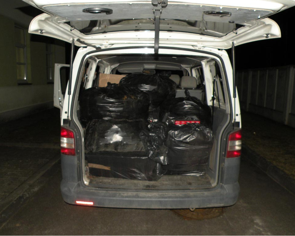 Pasieniečiai Panevėžio rajone sulaikė mikroautobusą „VW Transporter“, kuriuo buvo gabenama daugiau kaip 14 tūkst. pakelių rusiškų kontrabandinių cigarečių „Prince“.