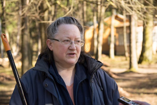 Berčiūnų miško parką prižiūrinti Genovaitė juokavo, kad darbo jai niekada nepritrūks. (T. Šiaudinio nuotr.)