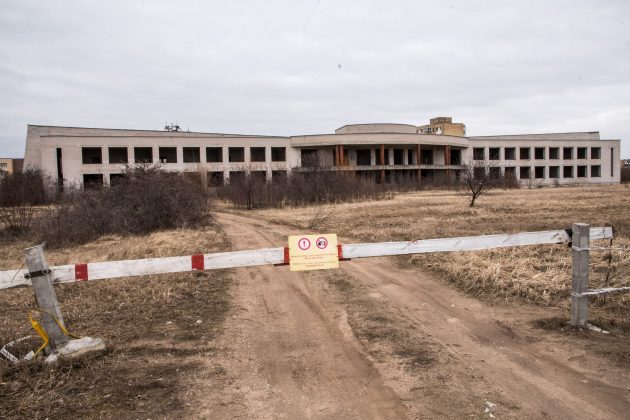 Aukcionas paskelbtas ir kitam nykią demografinę situaciją mieste bylojančiam vaiduokliui – Pilėnų g. taip ir nebaigtai statyti mokyklai. (T. Šiaudinio nuotr.)