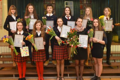 Panevėžio „Saulėtekio“ progimnazija puoselėja daug gražių tradicijų. Viena iš jų - kasmet rengiama apdovanojimų Sidabrine plunksna šventė.