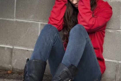 Kaip rodo policijos įvykių suvestinės, žmonės, o kartais dar nė pilnametystės nesulaukę, nukenčia ne tik namuose, bet ir gatvėje ar net ugdymo įstaigose.