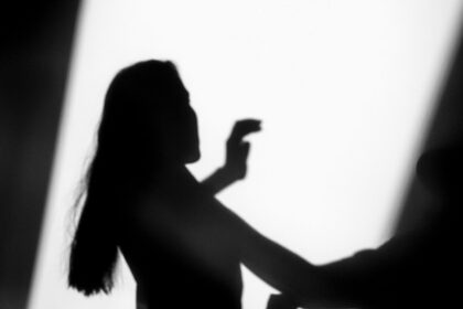 Smurtas artimoje aplinkoje – net ir vaikų akivaizdoje – nesiliauja.