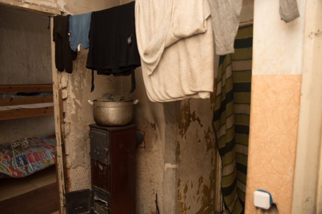 N. Montvilienės namuose skurdas dantis šiepia kiekviename kampe. Butas ne tik kosmetinio remonto nematęs, bet problemų ir su vandentiekio sistema, ir su elektra, ir su šildymu. T.Šiaudinio nuotr.