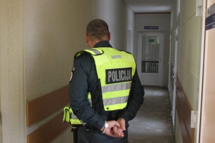 Artėjantį ilgąjį savaitgalį lietuviai pasitinka smurto banga. Šį kartą neišsisuko net policijos pareigūnas.