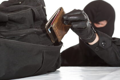 Pareigūnai pataria viešose vietose itin atidžiai saugoti savo turtą – ir ypač pinigines.