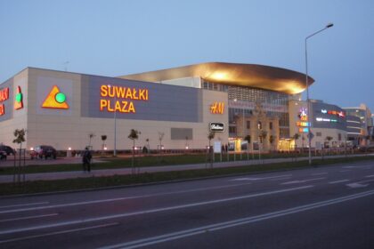 Suvalkuose, Bakalarzewska gatvėje, kur įsikūręs būrius lietuvių pritraukiantis turgus, nenustatyti asmenys biržietei iš rankinės pavogė piniginę.