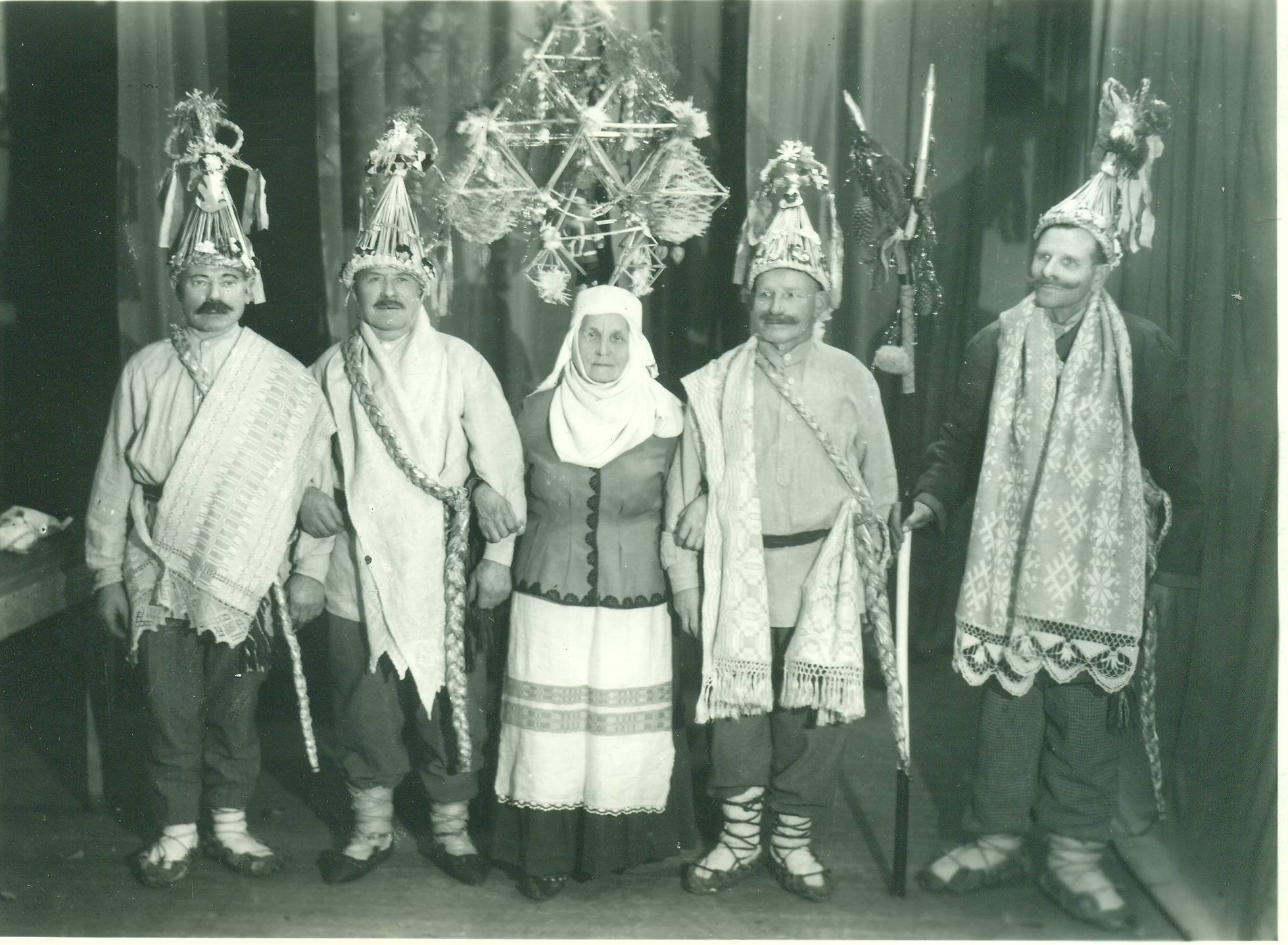 Aukštaitijoje senosios vestuvės neapsieidavo be vestuvinio sodo.Kupiškio etnografijos muziejaus nuotr.