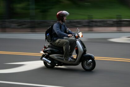 Šiltas pavasario savaitgalis į gatves išviliojo mopedų vairuotojus. Tačiau per žiemą jie pamiršo, kad sėsti prie vairo neblaiviems nevalia.