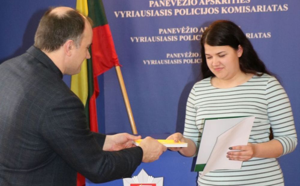 Šiandien Panevėžio apskrities vyriausiajame policijos komisariate priesaikos žodžius ištarė nauja pareigūnė – Monika Fedorukaitė.