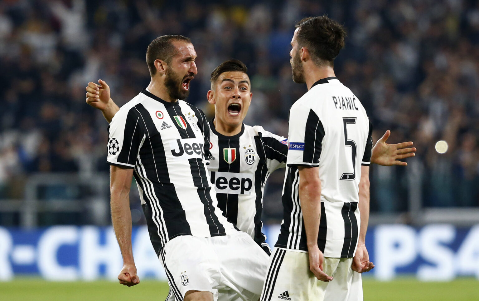 Turino „Juventus“ futbolininkai pergale pradėjo Čempionų lygos ketvirtfinalį, kai namuose 3:0 (2:0) įveikė „Barcelona“ futbolininkus.