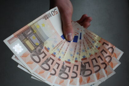 Šiandien aštuoniolikoje euro zonos šalių į apyvartą išleidžiamas naujas „Europos“ serijos 50 eurų banknotas. Jis tampa oficialia mokėjimo priemone.